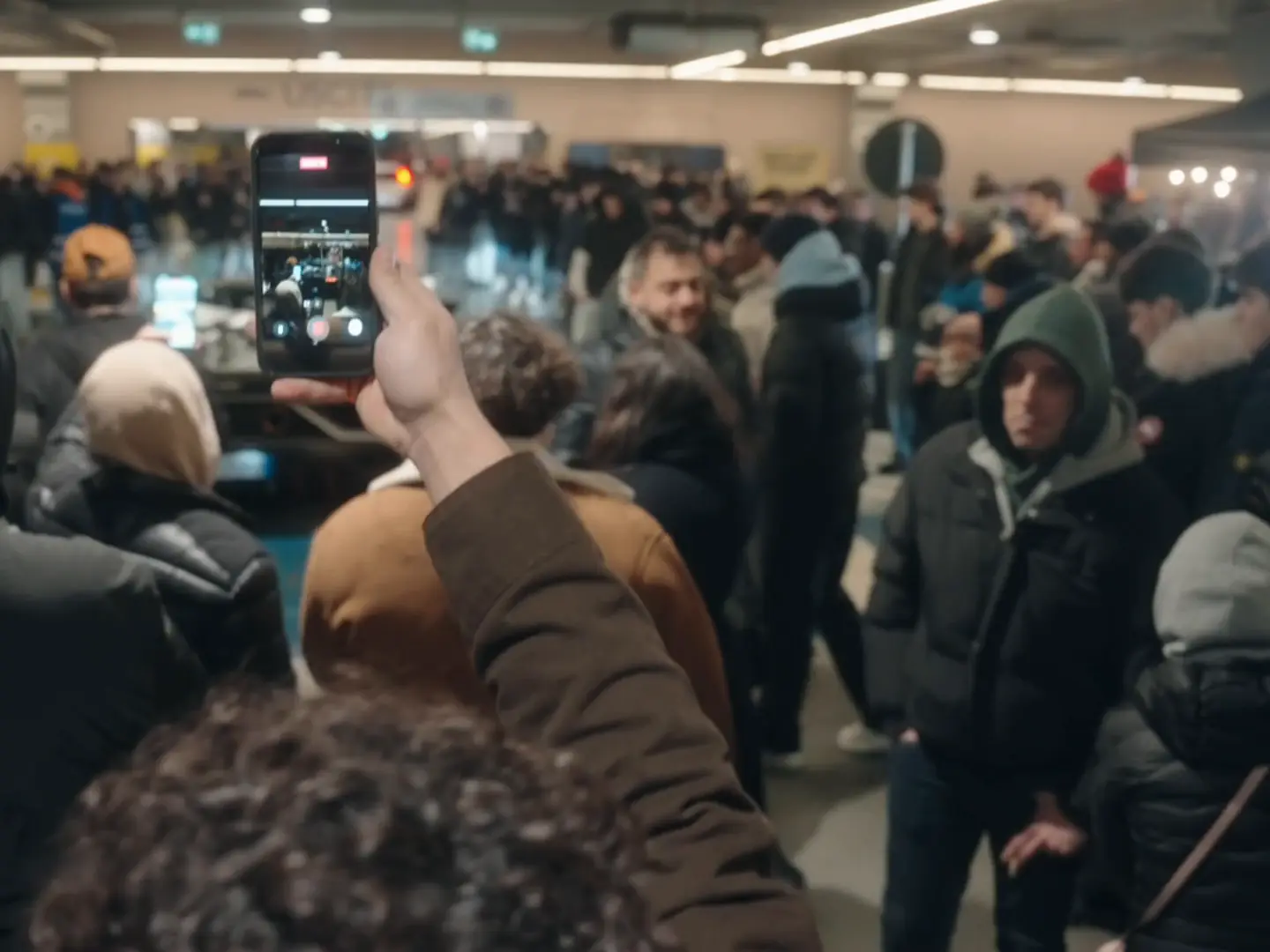 Il pubblico del raduno Hardcore Drivers riprende le auto con lo smartphone